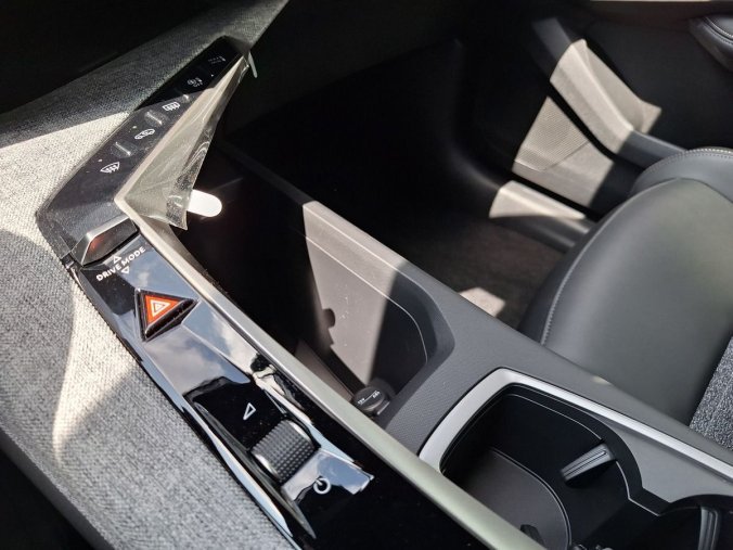 Peugeot 5008, Peugeot 5008 ALLURE Hybrid 145 e-DCS6, barva šedá