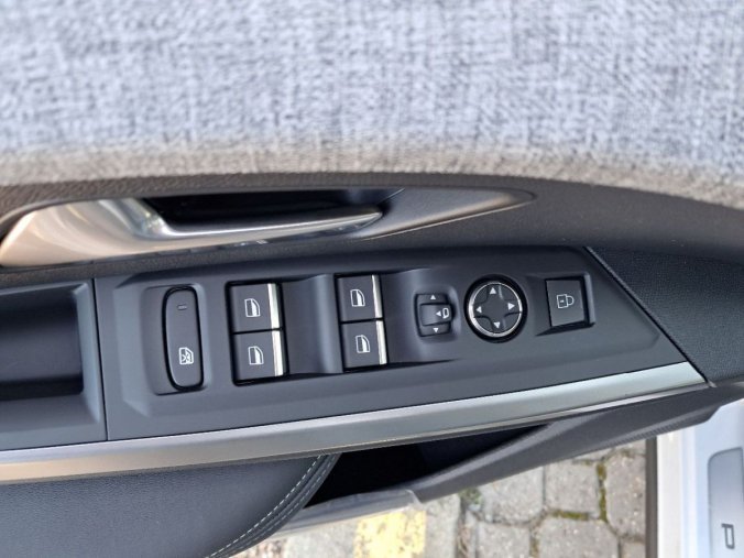 Peugeot 5008, Peugeot 5008 5008 GT Hybrid 145 e-DCS6, barva bílá