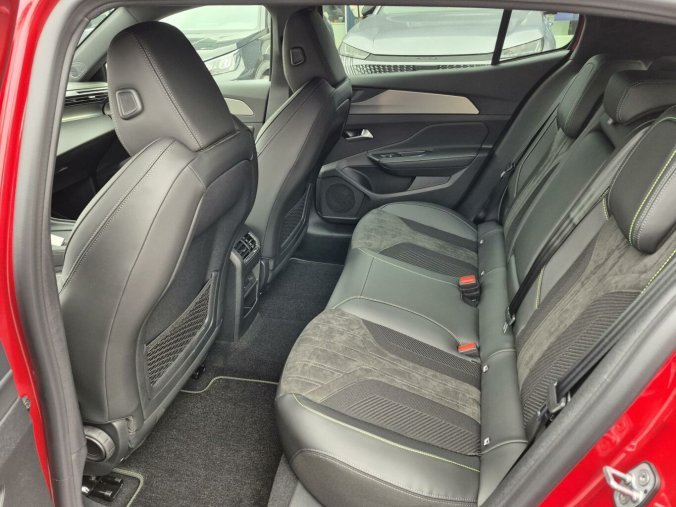 Peugeot 408, Peugeot 408 GT Hybrid 145 e-DCS6, barva červená