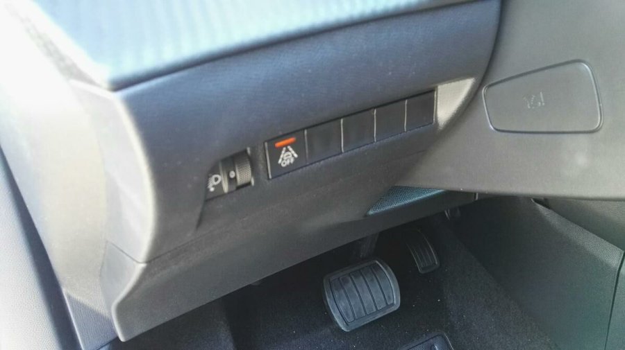 Peugeot 2008, Peugeot 2008 ALLURE PACK 1.2i 130k AUT8 NAV, barva stříbrná