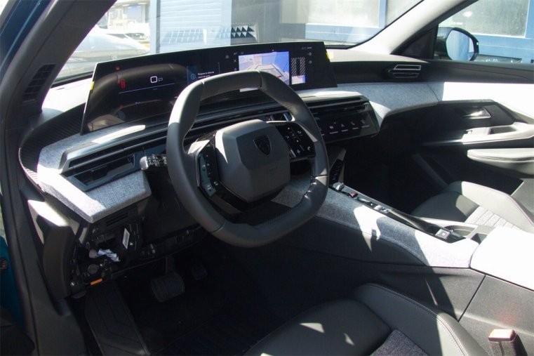 Peugeot 3008, Peugeot 3008 GT Hybrid 145 e-DCS6, barva modrá