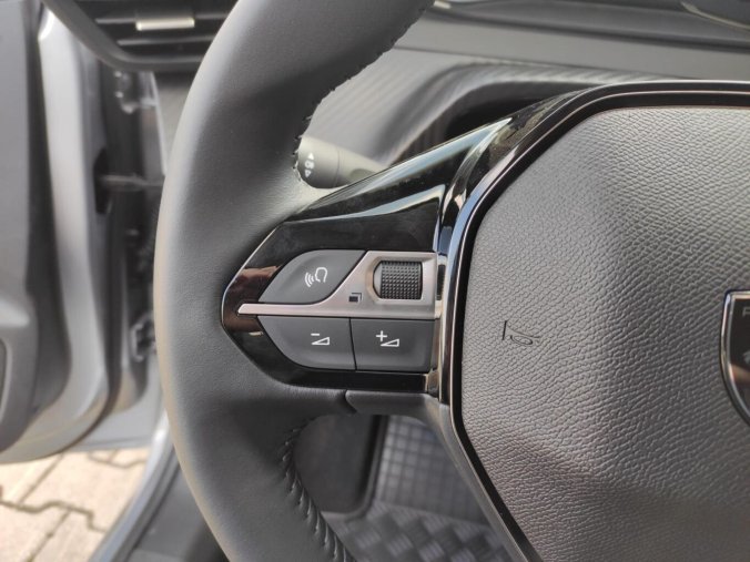 Peugeot 208, Peugeot 208 BUSINESS 1.2 TURBO 100k MAN6, barva stříbrná