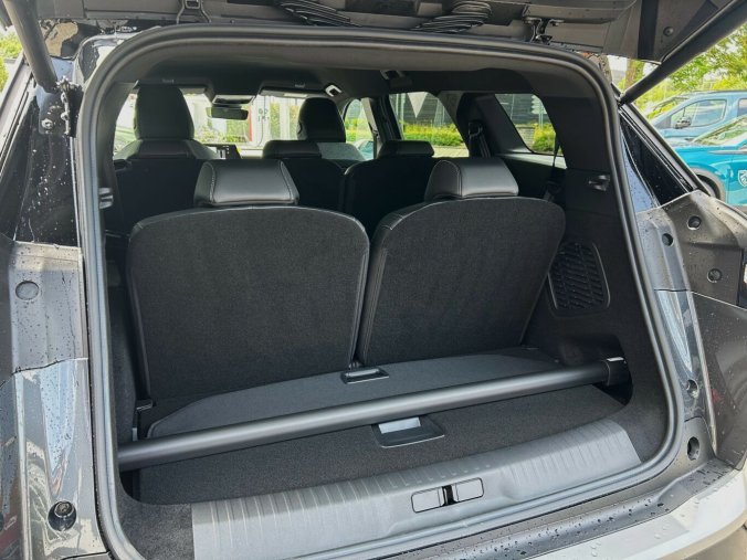 Peugeot 5008, Peugeot 5008 GT Hybrid 145 e-DCS6, barva šedá