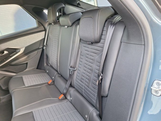 Peugeot 3008, Peugeot 3008 ALLURE Hybrid 136 e-DCS6, barva modrá