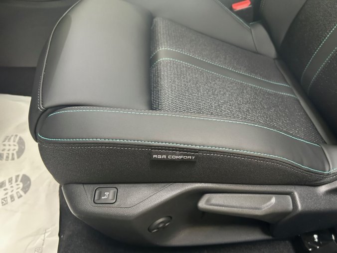 Peugeot 408, Peugeot 408 ALLURE Hybrid 145 e-DCS6, barva bílá