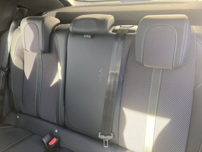 Peugeot 2008, Peugeot 2008 GT Elektromotor 115 kW / 156 k (Baterie 54 kWh), barva šedá