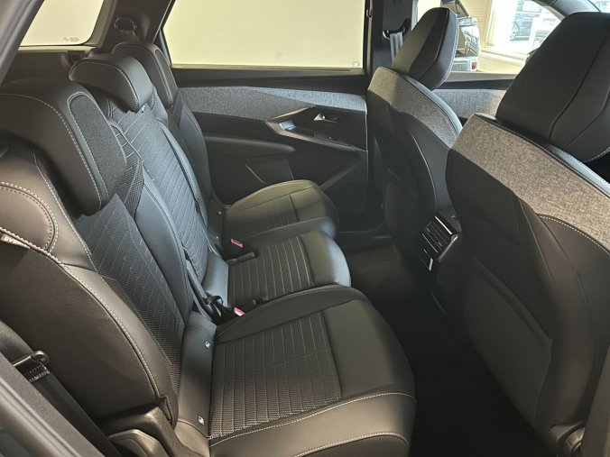 Peugeot 5008, Peugeot 5008 ALLURE Hybrid 145 e-DCS6, barva modrá