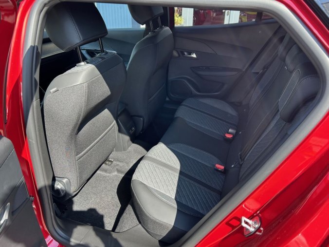 Peugeot 2008, Peugeot 2008 ALLURE Hybrid 145k e-DCS6, barva červená