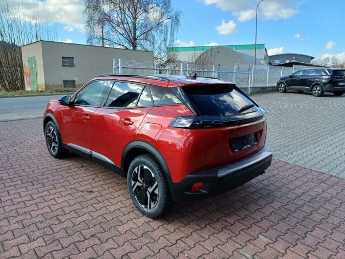 Peugeot 2008, Peugeot 2008 ALLURE 1.2 PureTech 7 let zár., barva červená