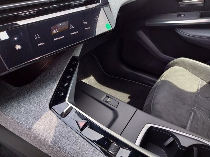 Peugeot 3008, Peugeot 3008 GT Elektromotor 73kWh - SKLAD, barva bílá