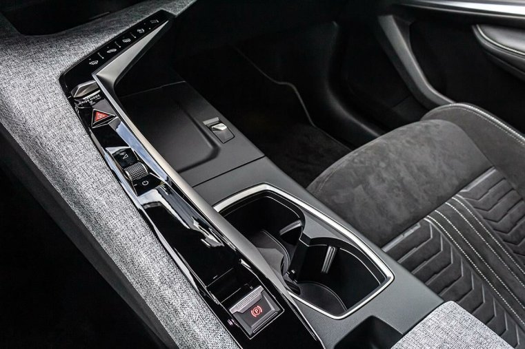 Peugeot 5008, Peugeot 5008 0,0 E- GT Elektromotor 157 kW, barva modrá