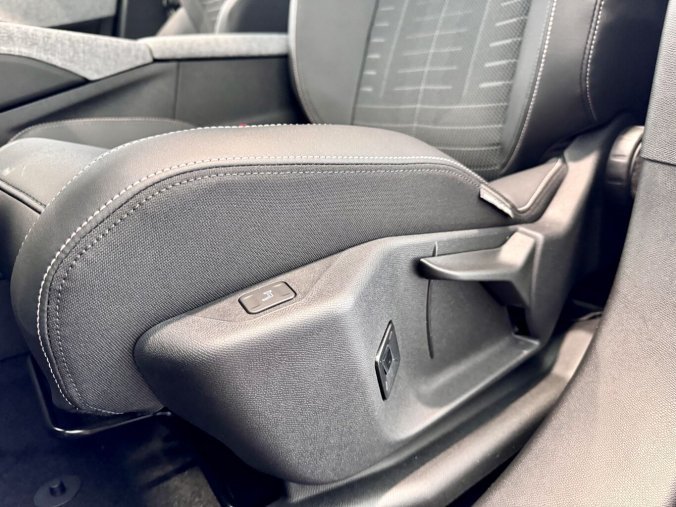 Peugeot 3008, Peugeot 3008 Elektromobil, e-dojezd 520km, barva modrá
