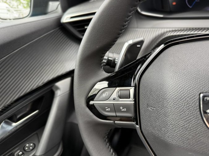 Peugeot 2008, Peugeot 2008 ALLURE Hybrid  1,2 145 e-DCS6, barva modrá