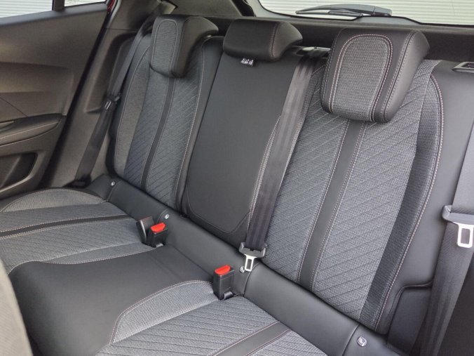 Peugeot 2008, Peugeot 2008 ALLURE 1.2 PT 100k MAN6, barva červená