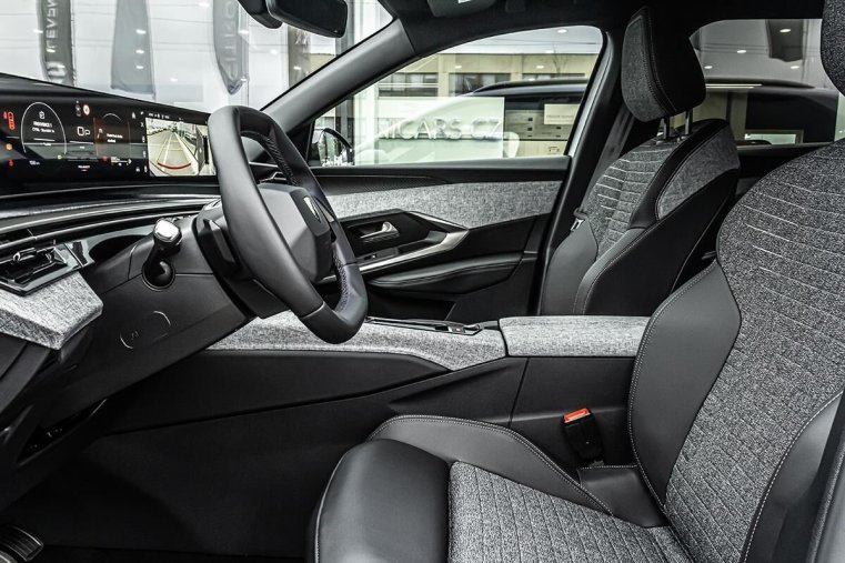 Peugeot 5008, Peugeot 5008 1,2 ALLURE Hybrid 145 e-DCS6, barva bílá