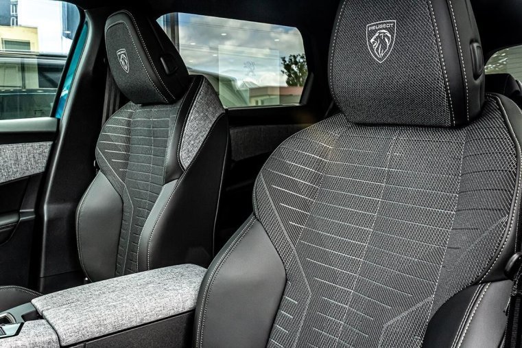 Peugeot 5008, Peugeot 5008 1,2 ALLURE Hybrid 145 e-DCS6, barva modrá