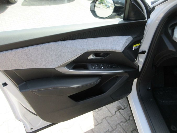 Peugeot 5008, Peugeot 5008 ALLURE Hybrid 145 e-DCS6, barva bílá
