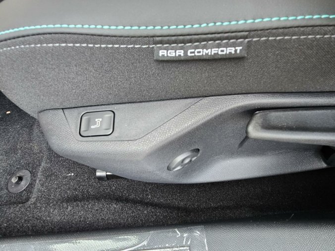 Peugeot 408, Peugeot 408 ALLURE Hybrid 145 e-DCS6, barva modrá