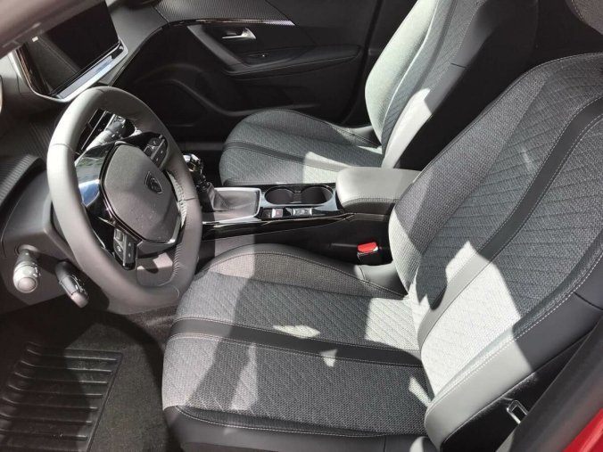 Peugeot 2008, Peugeot 2008 ALLURE S&S EAT8 1,2 PureTech, barva červená