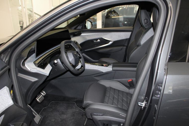 Peugeot 5008, Peugeot 5008 GT Plug-in HYBRID 195k e-DCS7, barva černá