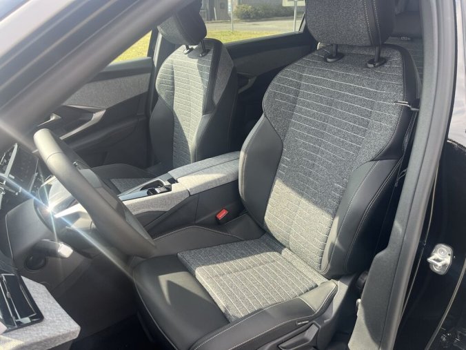 Peugeot 5008, Peugeot 5008 ALLURE Hybrid 145 e-DCS6, barva černá