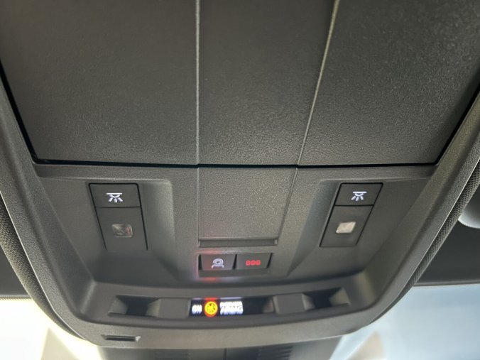 Peugeot 5008, Peugeot 5008 ALLURE Hybrid 145 e-DCS6, barva modrá