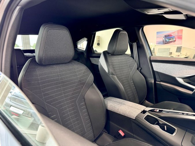 Peugeot 3008, Peugeot 3008 Elektromobil, e-dojezd 520km, barva modrá
