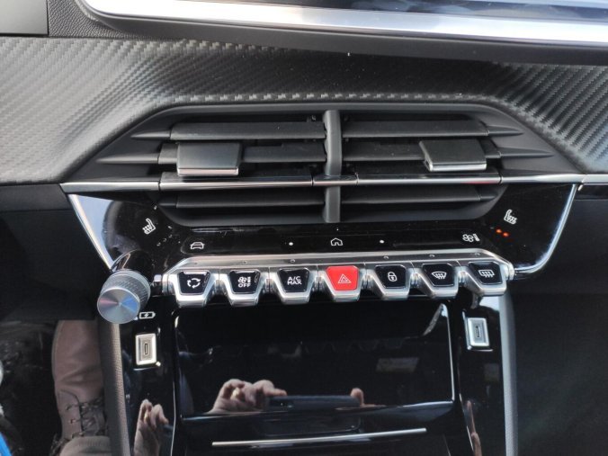 Peugeot 2008, Peugeot 2008 ALLURE 1.2 100k MAN6 2x kamera, barva modrá