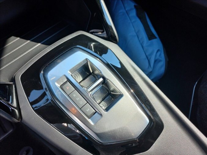 Peugeot 2008, Peugeot 2008 1,2 STYLE Hybrid 145 e-DCS6, barva bílá