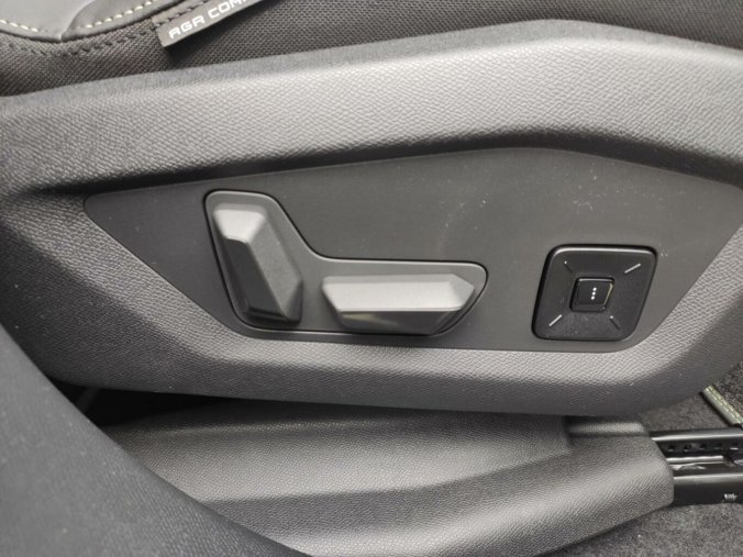 Peugeot 3008, Peugeot 3008 GT 145k AUT HYBRID ALCANTARA, barva šedá