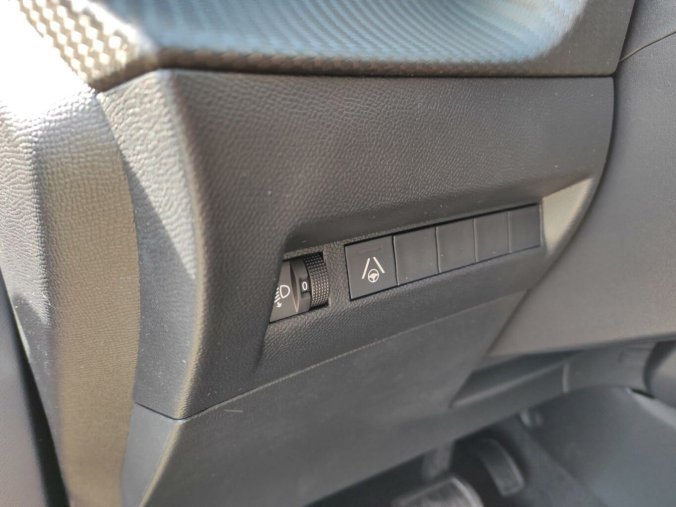 Peugeot 2008, Peugeot 2008 ALLURE 1.2 136k HY AUTOMAT, barva červená