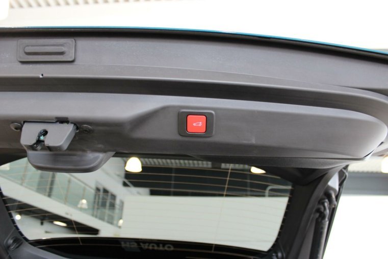 Peugeot 3008, Peugeot 3008 GT Hybrid 136 e-DCS6, barva modrá