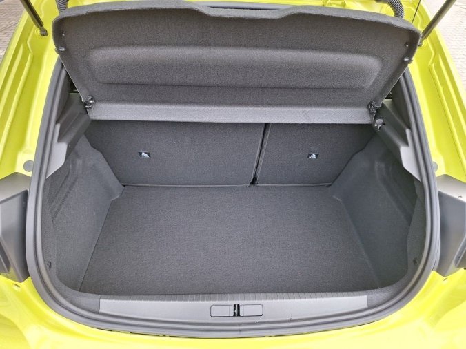 Peugeot 208, Peugeot 208 ALLURE Hybrid 100 e-DCS6, barva žlutá