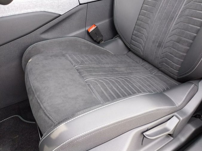 Peugeot 3008, Peugeot 3008 GT Elektromotor 73kWh - SKLAD, barva bílá