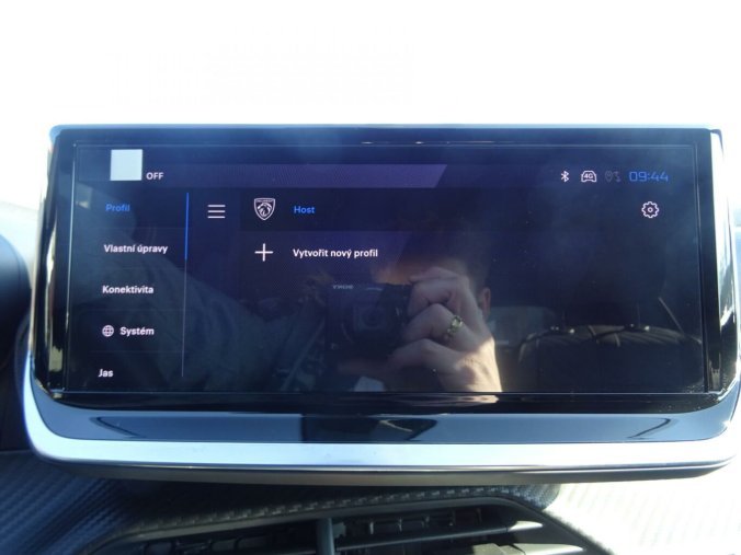 Peugeot 2008, Peugeot 2008 ALLURE Hybrid 145k e-DCS6, barva červená