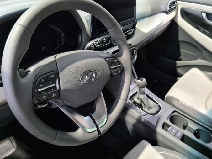 Hyundai i30, 1,5 T-GDI 117 kW DCT MHEV, barva bílá