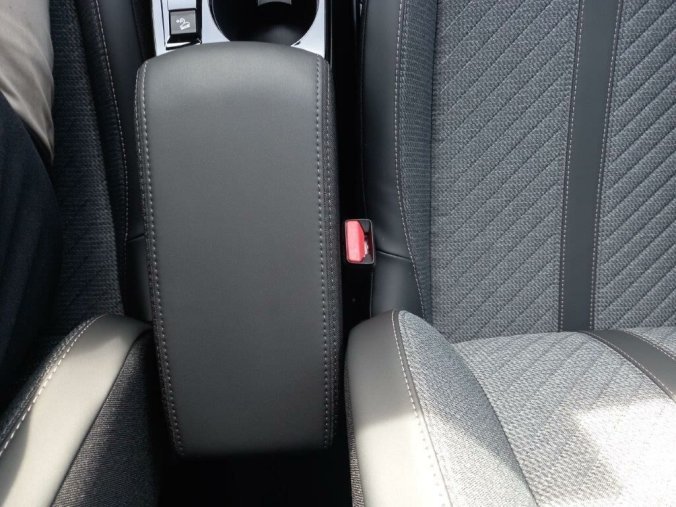 Peugeot 2008, Peugeot 2008 ALLURE 1.2 PureTech 7 let zár., barva šedá