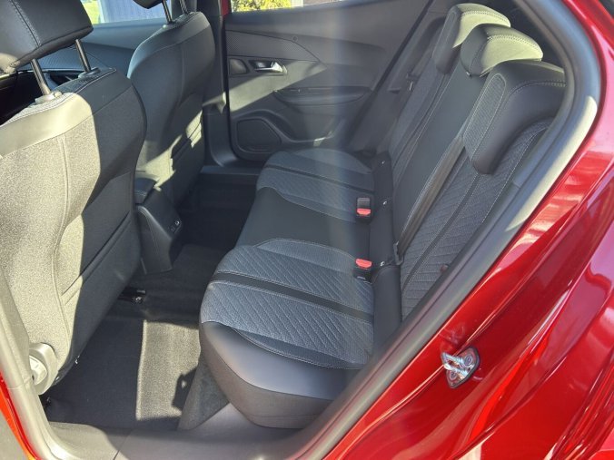 Peugeot 2008, Peugeot 2008 ALLURE PureTech 100 MAN6, barva červená
