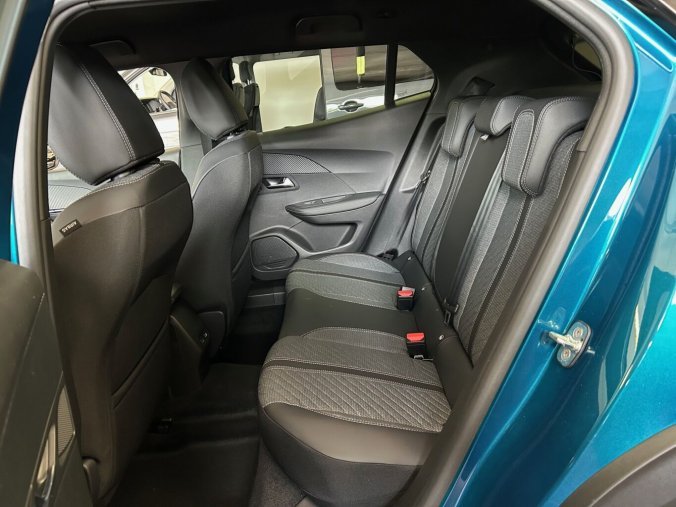 Peugeot 2008, Peugeot 2008 ALLURE PureTech 100 MAN6, barva modrá