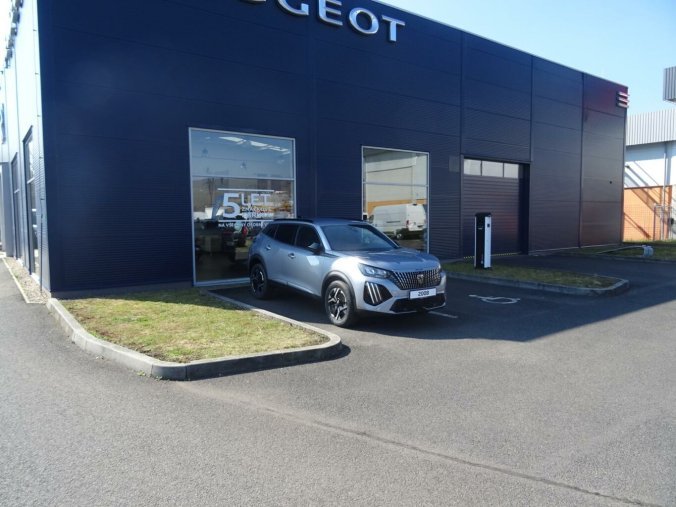 Peugeot 2008, Peugeot 2008 ALLURE Hybrid 145k e-DCS6, barva stříbrná