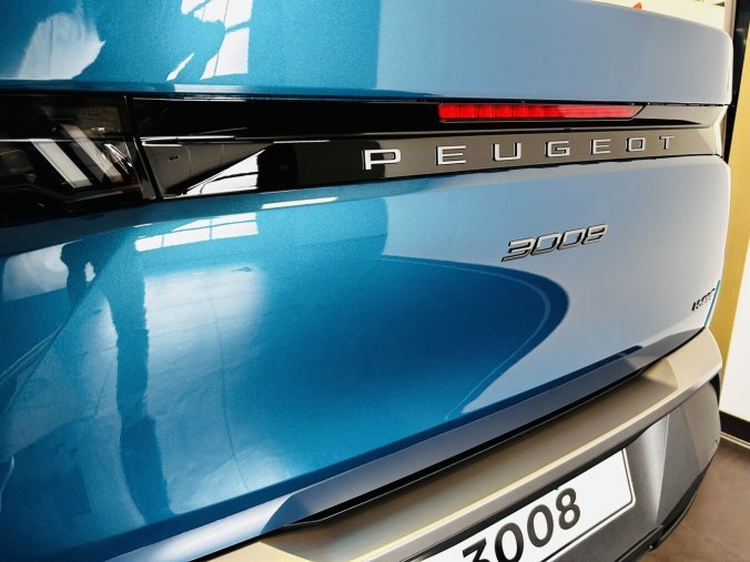 Peugeot 3008, Peugeot 3008 GT Hybrid 136 e-DCS6, barva modrá