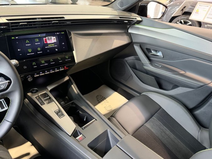 Peugeot 308, Peugeot 308 SW GT Hybrid 145 e-DCS6, barva červená