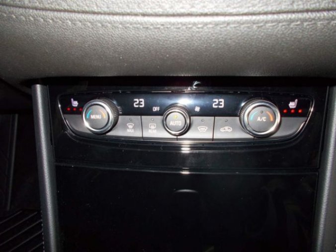 Opel Grandland X, Ultimate F 1.6 XHT S/S (133kW/, barva modrá