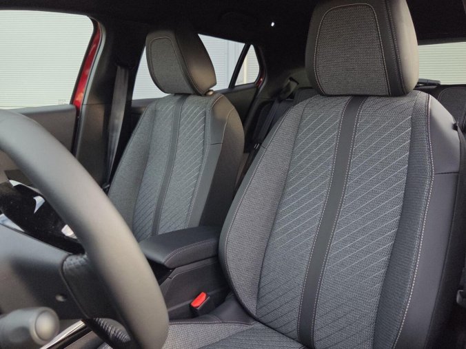 Peugeot 2008, Peugeot 2008 ALLURE 1.2 PT 100k MAN6, barva červená