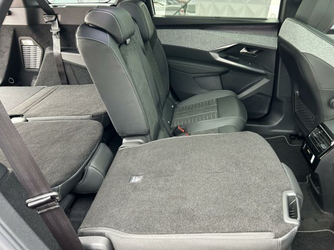 Peugeot 5008, Peugeot 5008 GT Hybrid 145 e-DCS6, barva stříbrná