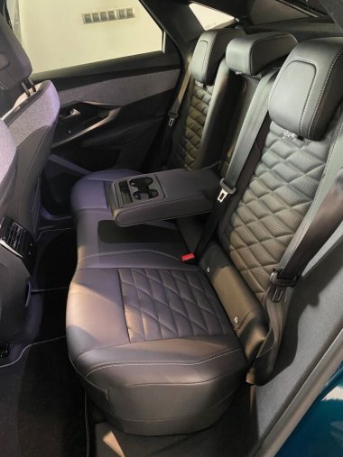 Peugeot 3008, Peugeot 3008 E-3008 GT 157 kW 210 k (Baterie 73 kWh), barva modrá