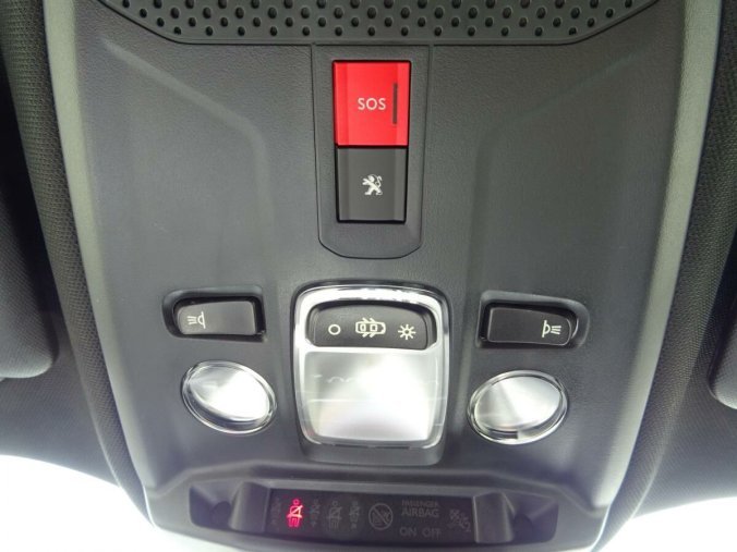 Peugeot 2008, Peugeot 2008 e-ALLURE Elektromotor 100 kW, barva bílá