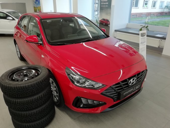 Hyundai i30, 1,5i CVVT 81 kW (95 NAT) 6 st. man, barva červená