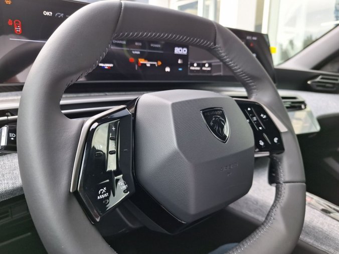 Peugeot 5008, Peugeot 5008 ALLURE Hybrid 145 e-DCS6, barva modrá