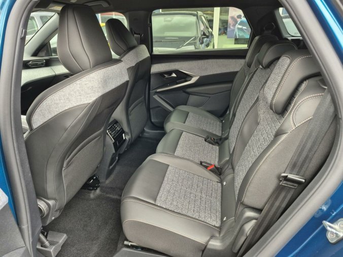 Peugeot 5008, Peugeot 5008 ALLURE Hybrid 145 e-DCS6, barva modrá